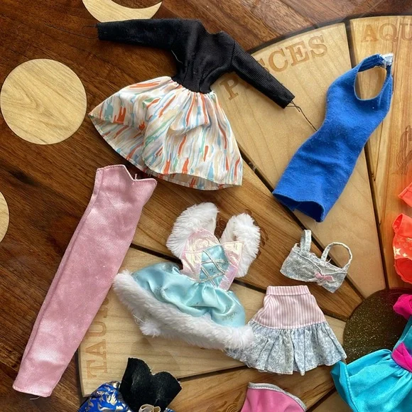 11 vintage Barbie outfits - Picture 5 of 5